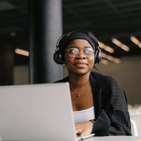 Frau mit Laptop und Headphones