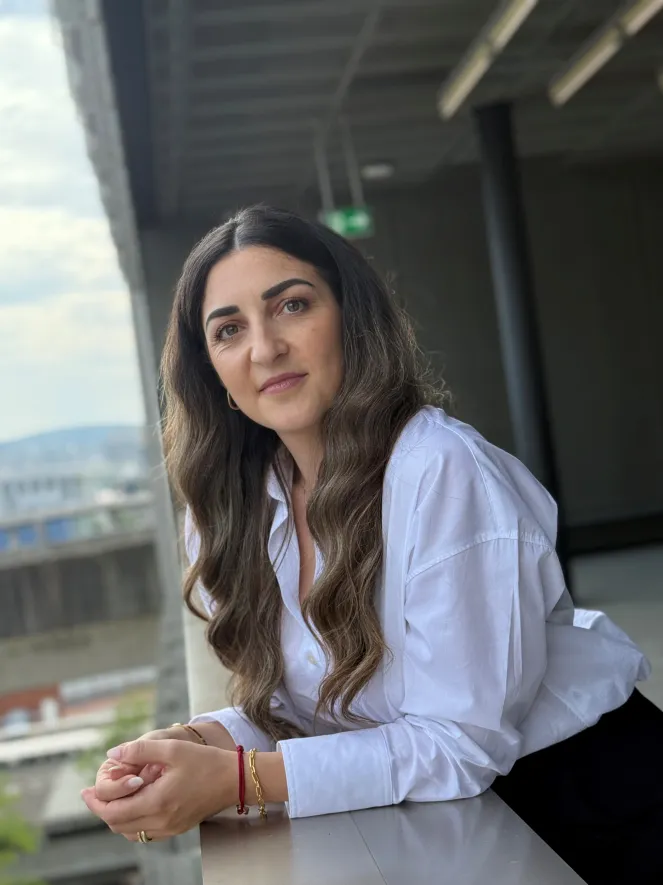 Frau mit weissem Hemd und braunen Haaren