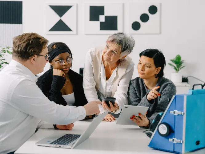 Team bespricht digital